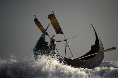 Pie de Foto: Los refugiados rohingya tripulan un barco pesquero desde la playa de Shamlapur en dirección a la Bahía de Bengala, cerca de Cox's Bazar (Bangladesh)