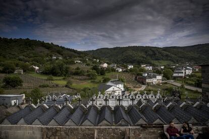 Vista de un cementerio que se asoma a las colinas de la Ribeira Sacra.