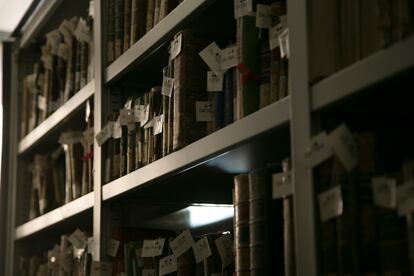 Una de las estanterías de la biblioteca.