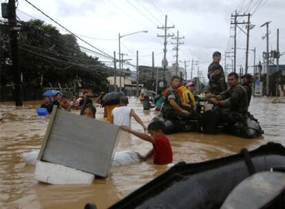 Marineros estadounidenses participan en las tareas de ayuda en Filipinas tras el paso de la tormenta 'Ketsana'