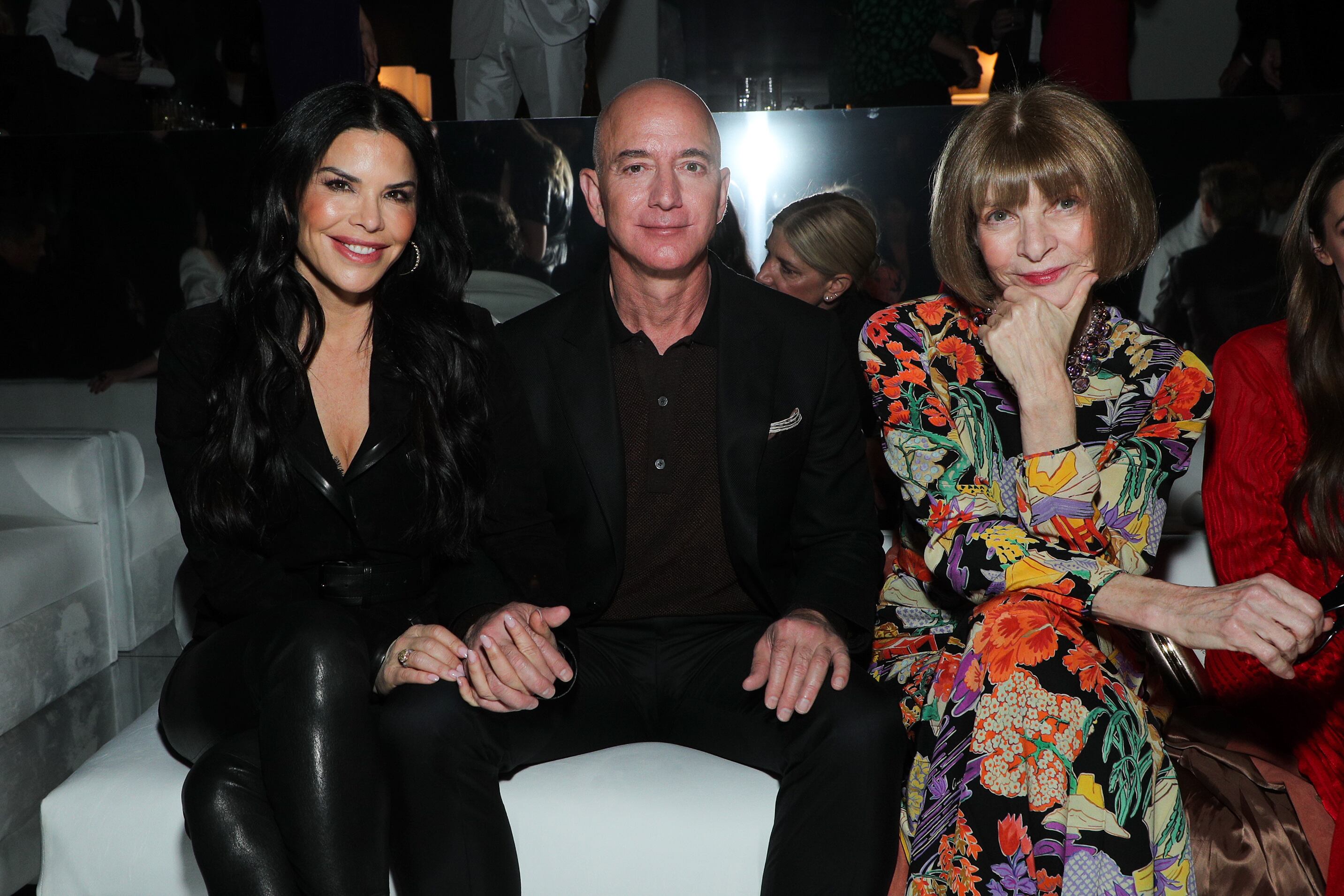 De izquierda a derecha, Lauren Sánchez, Jeff Bezos y Anna Wintour, en un desfile celebrado en Los Ángeles en 2020.