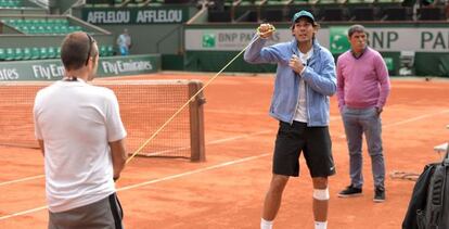 Rafael Nadal, junto a su técnico y su fisioterapeuta en su primera práctica en París. 