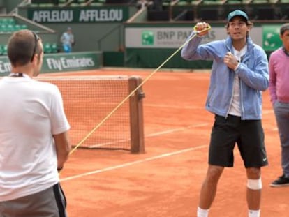 Rafael Nadal, junto a su técnico y su fisioterapeuta en su primera práctica en París. 