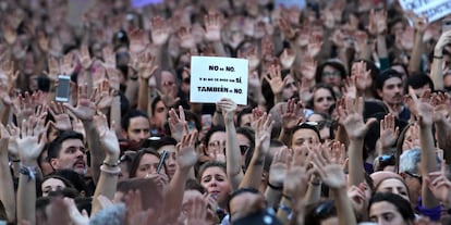 "No es no. y si no te digo que sí, también es no" sujeta una mujer durante la concentración en Madrid.