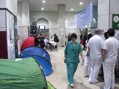 Vestíbulo del hospital Clínic de Barcelona durante el encierro indefinido que mantiene.