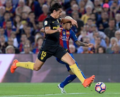 Stefan Savic i Neymar es disputen la pilota.