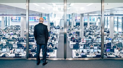 Vista de la planta de 400 traders que operan en banca de inversión en BBVA.