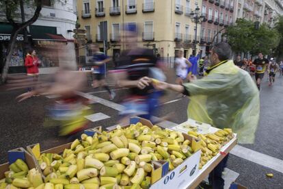 GRA046 MADRID, 26/04/2015.- Corredores del maratón de Madrid reponen fuerzas a su paso por la calle Bailén, uno de los lugares emblemáticos por los que transcurre la carrera que se enmarca en la 38 edición del 'EDP Rock 'n' Roll Madrid Maratón & 1/2' y cuenta con 15.000 participantes. EFE/Víctor Lerena