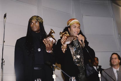 Milli Vanilli en la rueda de prensa donde anunciaron que devolverían el Grammy tras confesar que no cantaban sus canciones.