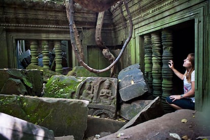 Una turista explora el interior de uno de los templos del complejo arqueológico de Angkor, al noroeste de Camboya. 