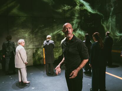 Una escena de ‘Los últimos Gondra (memorias vascas)’, en el Teatro Valle Inclán de Madrid.