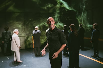 Una escena de ‘Los últimos Gondra (memorias vascas)’, en el Teatro Valle Inclán de Madrid.