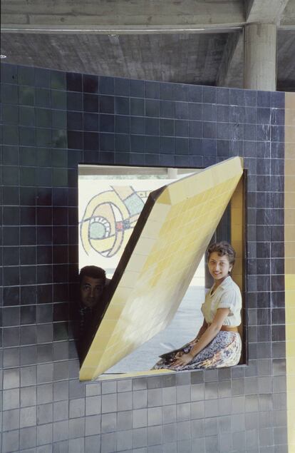 Dos estudiantes posan en 1959 en un panel de azulejos ubicado en la plaza central. |