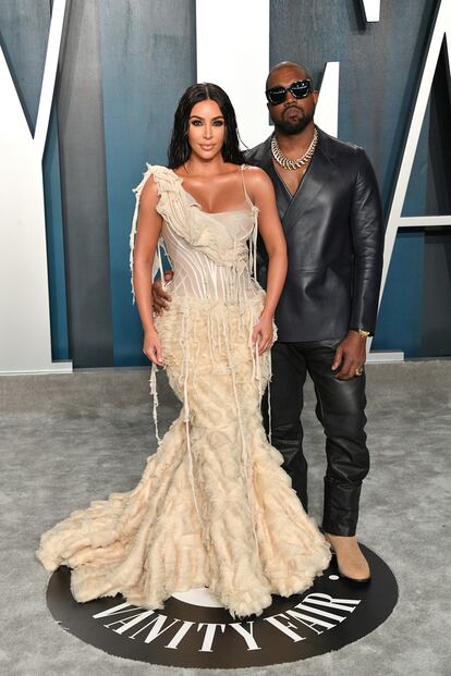 Kim Kardashian, con vestido de Alexander McQueen, y su marido Kanye West.