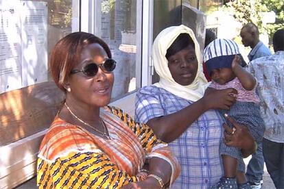 Astrid Mukendi, vicepresidenta de la Asociación de Refugiados Congoleños, y Amina, con su hija Noemí, ante la sede en Rabat del Alto Comisionado de Naciones Unidas para los Refugiados (ACNUR).