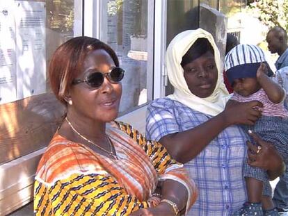Astrid Mukendi, vicepresidenta de la Asociación de Refugiados Congoleños, y Amina, con su hija Noemí, ante la sede en Rabat del Alto Comisionado de Naciones Unidas para los Refugiados (ACNUR).