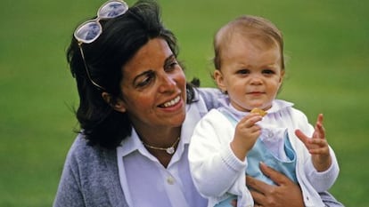 Athina, con su madre Christina Onassis.