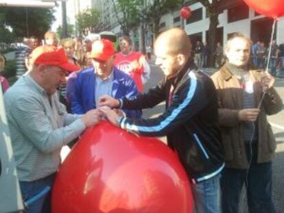 Miembros de la CIG preparando la minifestación en Vigo