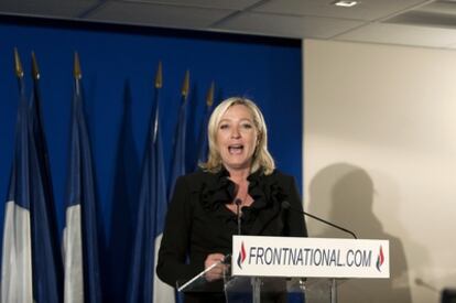 La presidenta del Frente Nacional francés en Nanterre, tras conocer los resultados provisionales de la primera vuelta en las elecciones cantonales.
