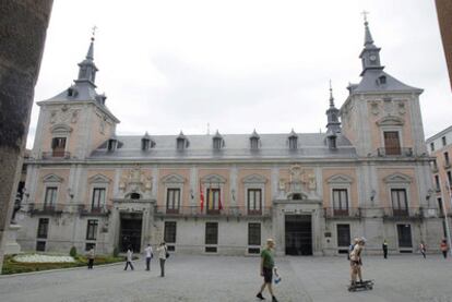 Fachada de la Casa de la Villa. Debajo, maqueta del proyecto de reforma.