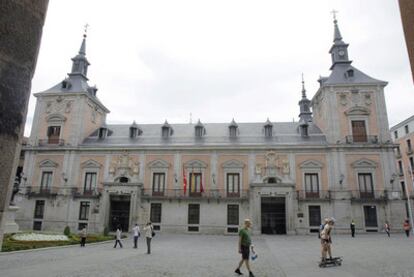 Fachada de la Casa de la Villa. Debajo, maqueta del proyecto de reforma.