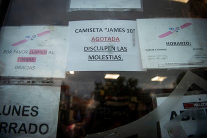 Un letrero en la puerta de la tienda oficial del Rayo Vallecano que informa a los clientes sobre la falta de camisas de James Rodríguez.