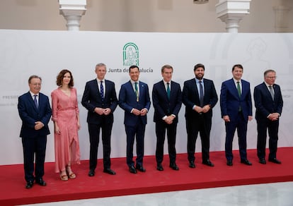 Ayuso, Feijóo (cuarto por la derecha) y Moreno (a su derecha), con otros barones populares el sábado en la toma de posesión del presidente andaluz, en Sevilla.