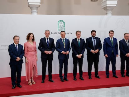 Ayuso, Feijóo (cuarto por la derecha) y Moreno (a su derecha), con otros barones populares el sábado en la toma de posesión del presidente andaluz, en Sevilla.