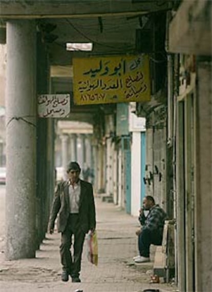 Un iraquí paseaba ayer por la calle Rashid, en el centro de Bagdad.