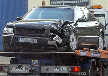 Una grúa traslada el vehículo del presidente de la Xunta, Manuel Fraga, tras el accidente del que salió ileso.