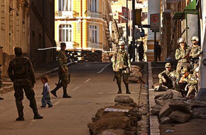 Soldados bolivianos  hacen guardia en el centro de La Paz.