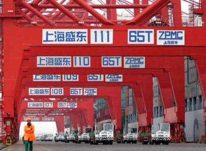 Gruas y vehículos para movimiento de mercancías en el puerto chino de Shanghai.