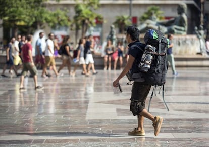 Un mochilero camina por valencia.