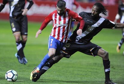 Santos recibe una entrada de Abdoulaye.