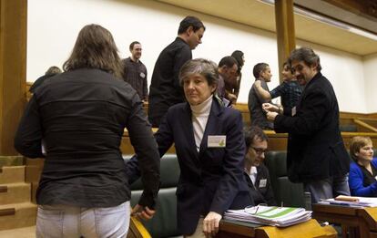 La portavoz de EH Bildu, Laura Mintegi, entre varios compañeros de su grupo durante el pleno del Parlamento Vasco.