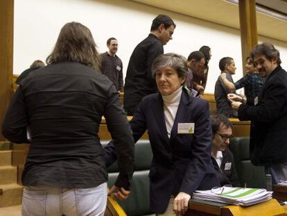 La portavoz de EH Bildu, Laura Mintegi, entre varios compañeros de su grupo durante el pleno del Parlamento Vasco.