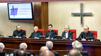 Cúpula de la Conferencia Episcopal Española, durante su reunión extraordinaria de este julio para aprobar un plan de reparación a víctimas de abusos sexuales en la Iglesia.