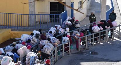 Un grupo de porteadoras espera hoy en la cola de la frontera de Ceuta.