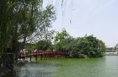 El lago Hoan Kiem, en el centro de la ciudad, con su famoso puente rojo de madera.