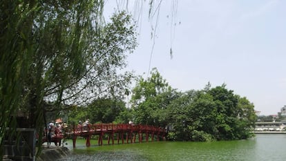 El lago Hoan Kiem, en el centro de la ciudad, con su famoso puente rojo de madera.