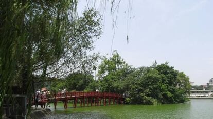 El lago Hoan Kiem, en el centro de la ciudad, con su famoso puente rojo de madera.