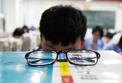 Detalle de las gafas de un joven estudiantes durante la preparación de 'Gaokao' en Handan (China), el 23 de mayo de 2018.