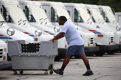 Un empleado del Servicio Postal de Estados Unidos en Louisville, Kentucky, en julio de 2022.