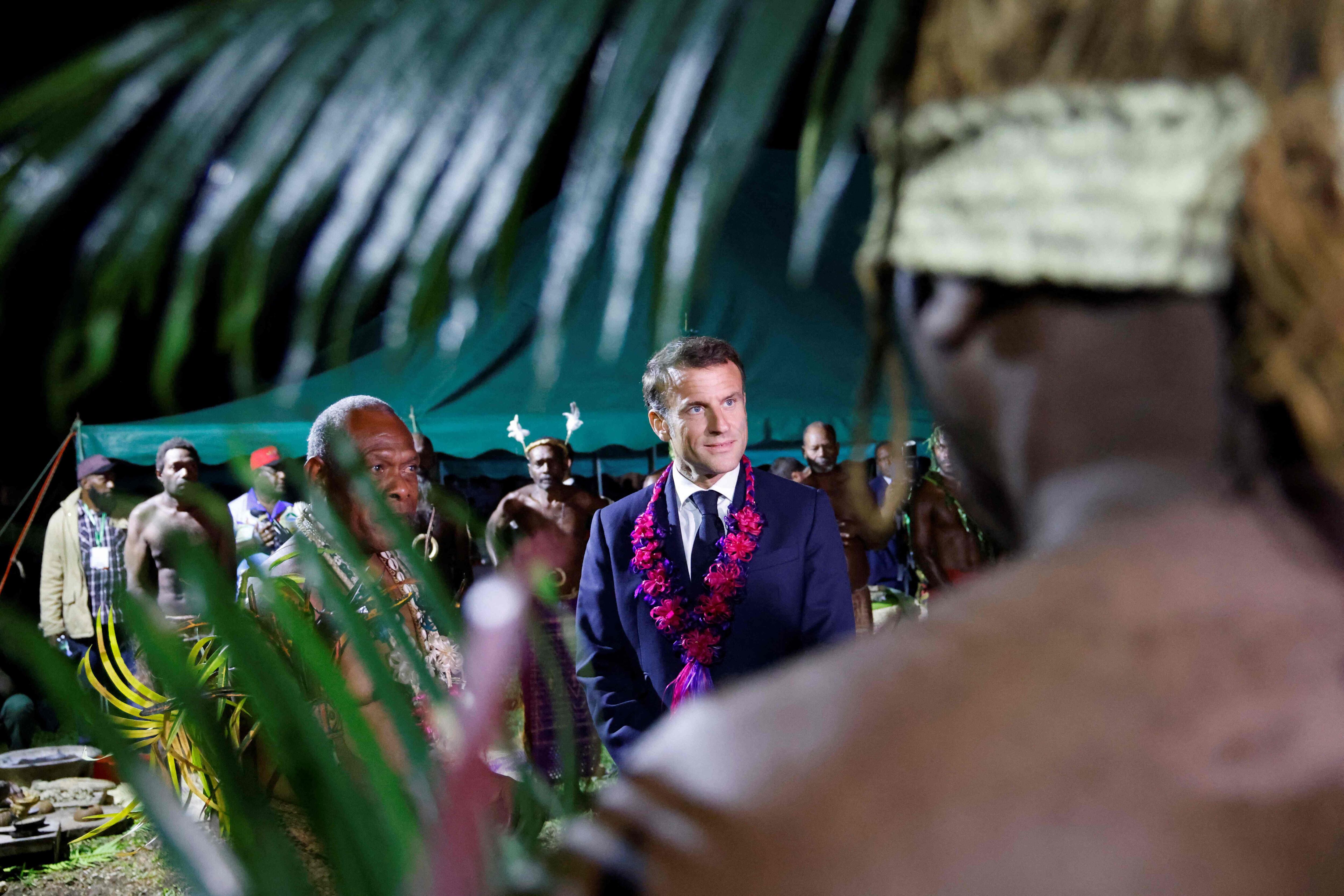 El presidente francés, Emmanuel Macron, asiste a un festival en Port Vila (Vanuatu). 