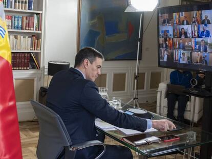 Pedro Sánchez durante la videoconferencia con los presidentes autonómicos desde la Moncloa.