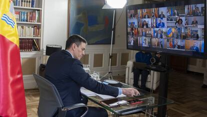 Pedro Sánchez durante la videoconferencia con los presidentes autonómicos desde la Moncloa.