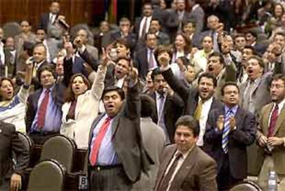 Diputados del PRD celebran la votación que permitirá el acceso de Marcos a la tribuna del Congreso.