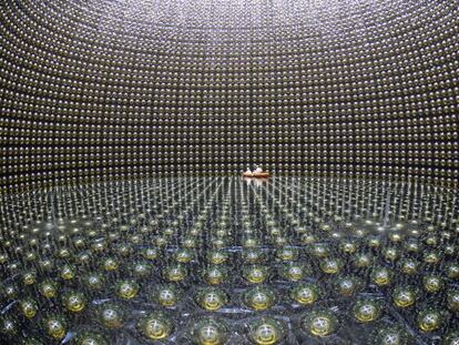 Interior do Kamiokande, o primeiro grande observatório de neutrinos japonês.