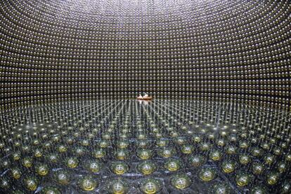 Interior do Kamiokande, o primeiro grande observatório de neutrinos japonês.