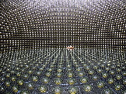 Interior do Kamiokande, o primeiro grande observatório de neutrinos japonês.